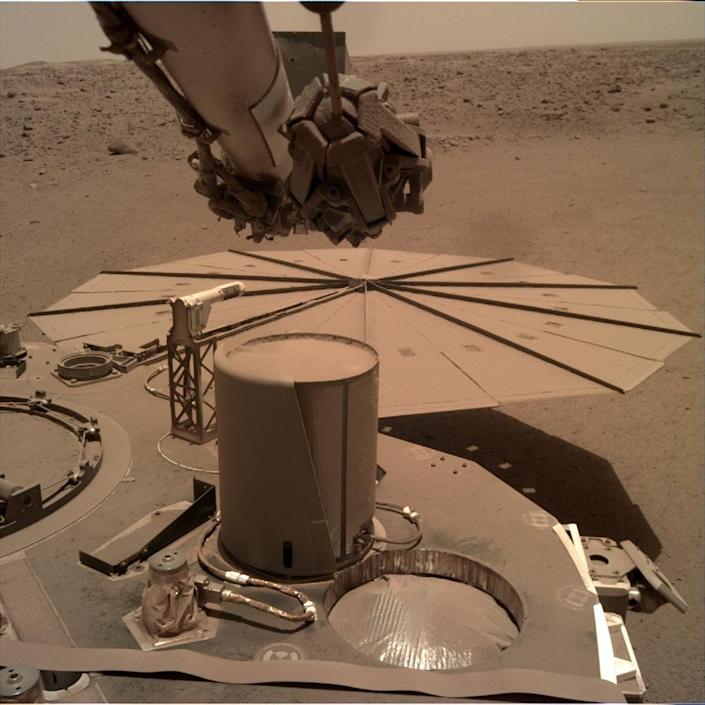 Panel Surya Debu Merah Insight Mars Lander
