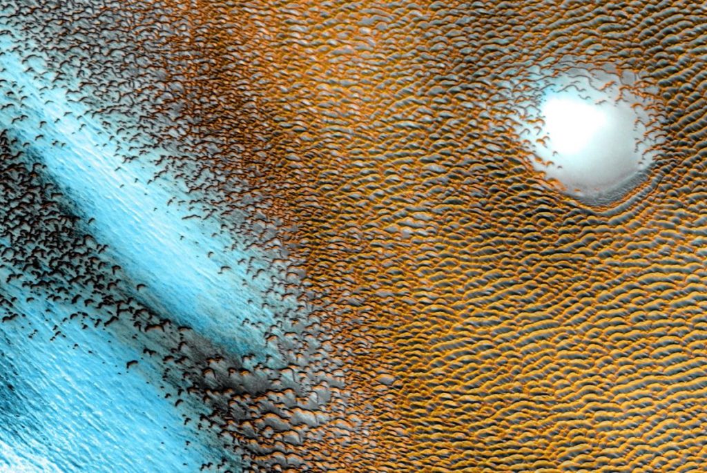 Struktur biru aneh bersinar di permukaan Mars dalam gambar NASA yang baru