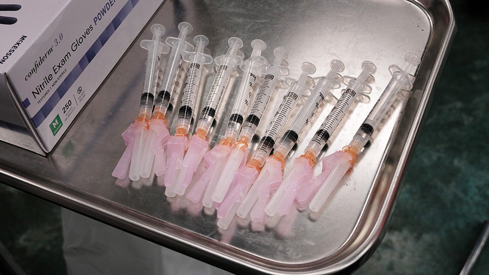 Pusat Pengendalian Penyakit (CDC) hanya mengidentifikasi 10.000 kasus COVID pada vaksinasi penuh, tetapi kemungkinan jumlahnya lebih sedikit.