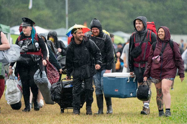 Festival-goers di Download Festival di Donington Park, Inggris, Jumat lalu.  Festival yang berlangsung selama tiga hari tersebut merupakan ajang uji coba untuk mengkaji bagaimana penularan Covid-19 terjadi di keramaian, dengan kapasitas yang dikurangi.