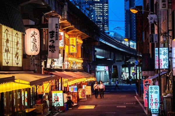 Di Tokyo minggu lalu.  Panitia penyelenggara Olimpiade mengatakan sedang mempertimbangkan untuk menjual minuman beralkohol selama pertandingan, yang akan dimulai di ibukota Jepang pada 23 Juli. 