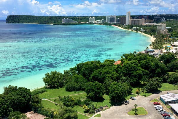 Teluk Tumon, dekat Hagatna, Guam.  Wisatawan yang ingin mengunjungi pulau dan mendapatkan suntikan virus corona harus memesan paket dari salah satu hotel yang disetujui pemerintah yang berpartisipasi.