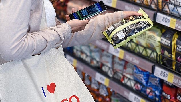 Raksasa supermarket Tesco sedang bersiap untuk meluncurkan toko bebas pembayaran pertama di mana pelanggan memindai barang-barang mereka di ponsel mereka