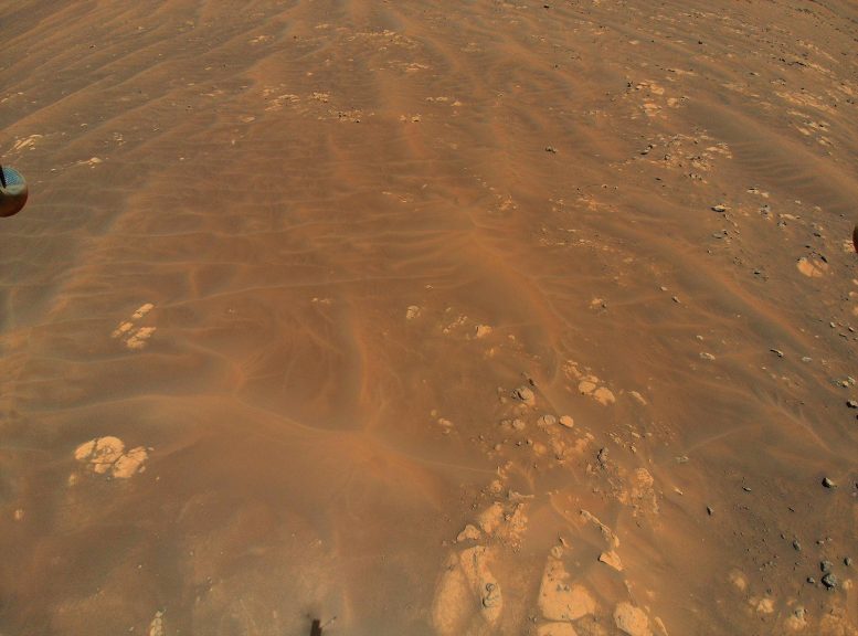 Bukit pasir dan bebatuan Mars