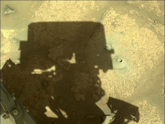 Kegigihan Shadow rover melihat ke bawah pada lubang di batu Mars
