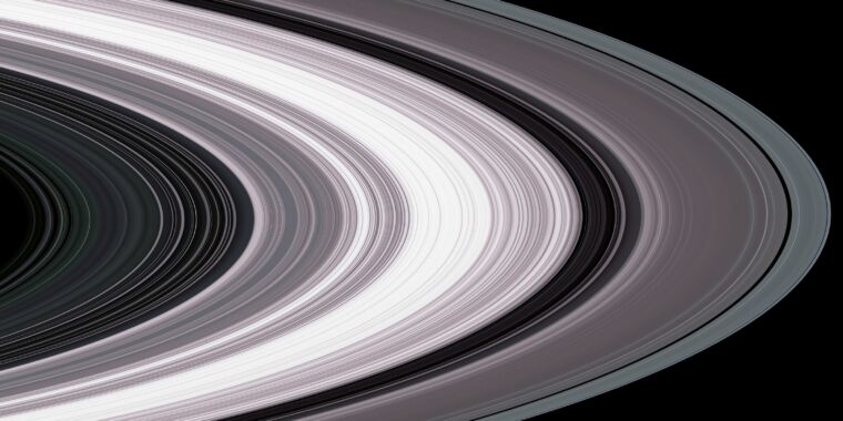 Inti Saturnus adalah bola batu padat yang besar dan tersebar