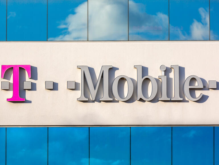T-Mobile mengatakan peretas mengakses data pengguna tetapi tidak akan mengonfirmasi pelanggaran SSN untuk 100 juta pelanggan