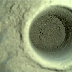 Tampilan jarak dekat dari lubang yang ditinggalkan oleh ketekunan, diambil dengan kamera Sherlock Watson di rover.