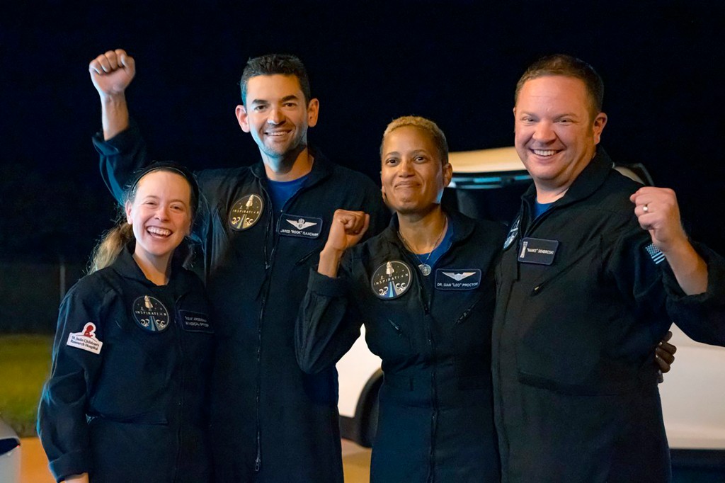 Awak penerbangan SpaceX termasuk Hayley Arsenault (kiri), Jared Isaacman, Sian Procter dan Chris Semibrowski (kanan).