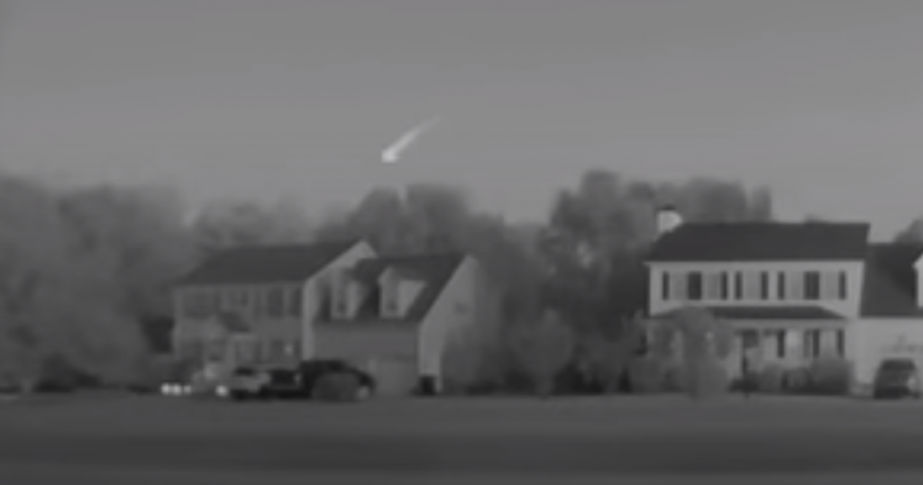 Bola api besar terbang di atas Carolina Utara dengan kecepatan 32.000 mil per jam yang terekam dalam video