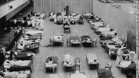 Balai Kota Oakland di California diubah menjadi rumah sakit sementara dengan perawat sukarelawan dari Palang Merah Amerika pada tahun 1918.