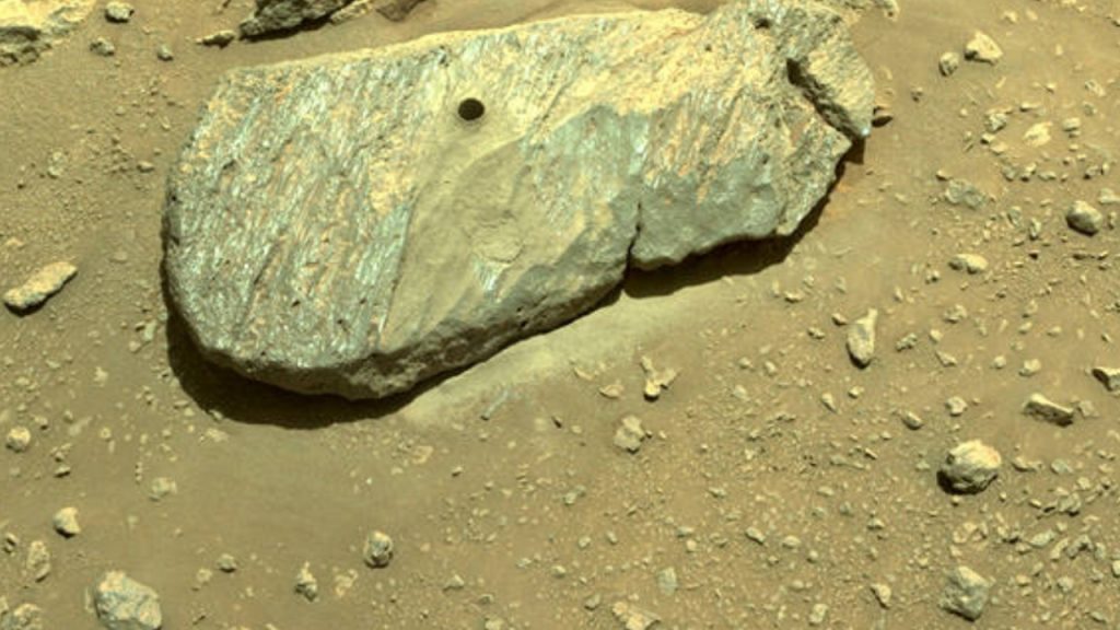 Tim penjelajah NASA yang gigih menggali sampel pertama batuan Mars