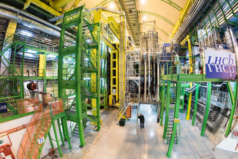 Gua Percobaan LHCb di LHC- IP 8
