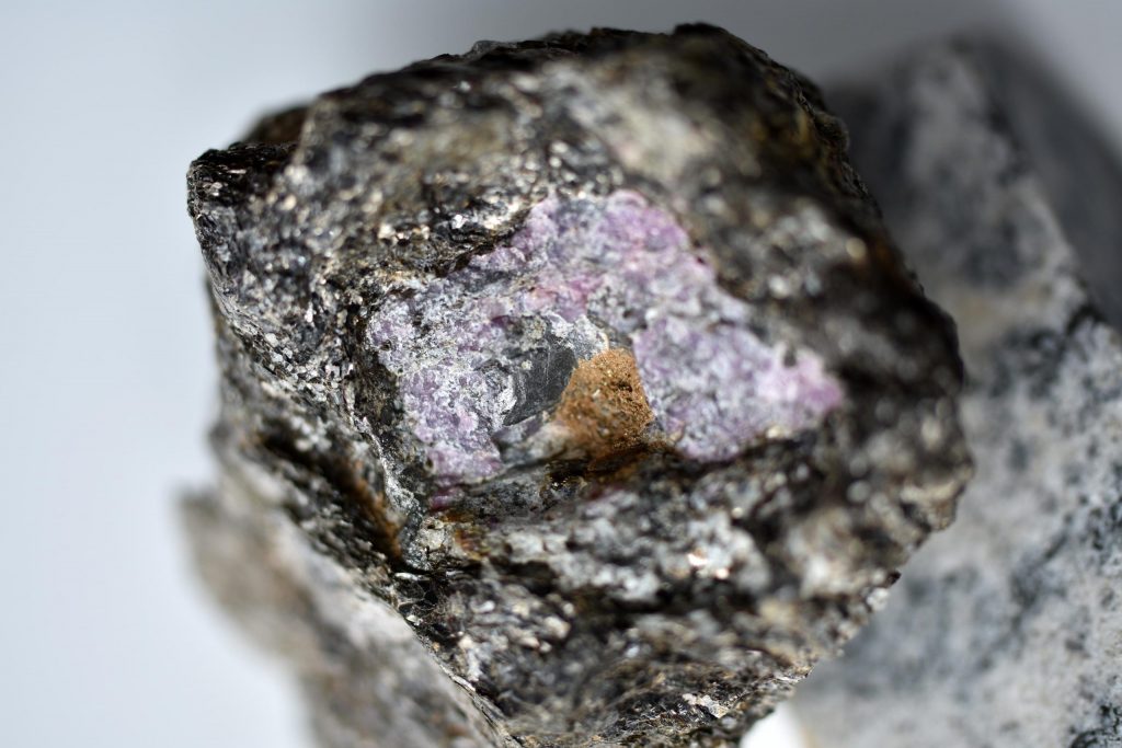 Jejak kehidupan kuno ditemukan terbungkus dalam batu safir berusia 2,5 miliar tahun