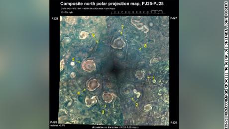 Kutub utara Jupiter berisi delapan badai siklon dalam formasi oktahedral. 
