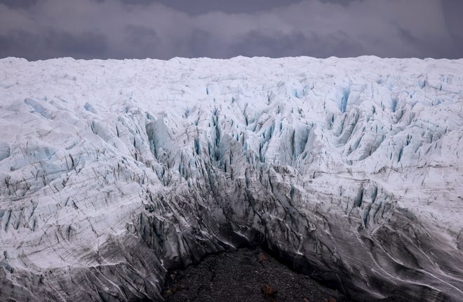 Tepi lapisan es yang mundur terlihat di Greenland di