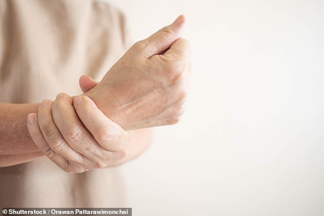 Sindrom terowongan karpal terjadi ketika saraf yang berjalan melalui pergelangan tangan ke tangan menjadi tertekan atau terperangkap.  Ini menyebabkan rasa sakit, mati rasa, atau kesemutan di tangan.  (file gambar)