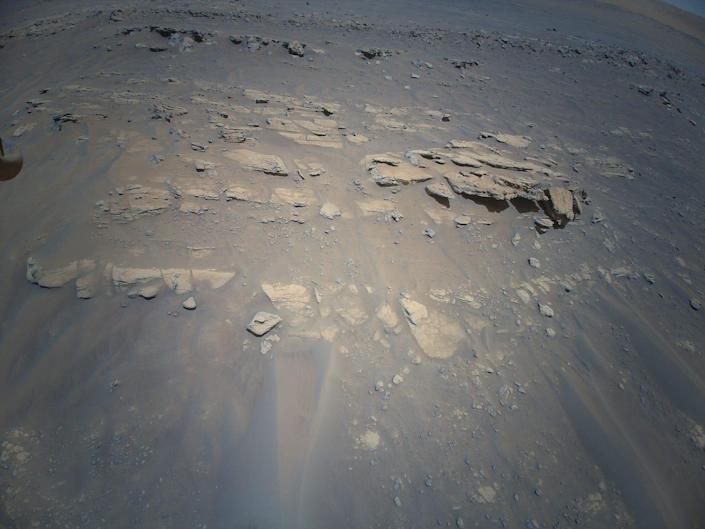 Batu Mars coklat berdebu dari kecerdikan penerbangan helikopter