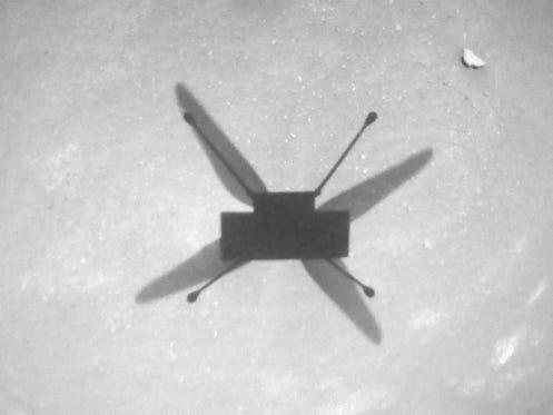 Insinyur NASA memperkirakan helikopter Mars mereka akan jatuh setelah 5 kali lepas landas.  Itu baru saja mendarat di penerbangan kelima belas.