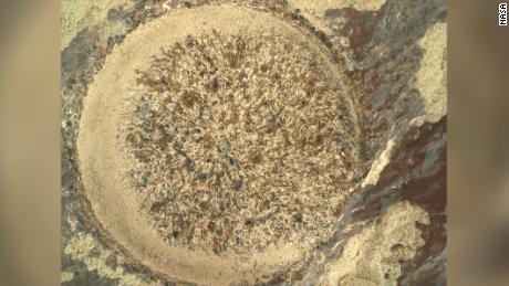 Inilah penampakan batu Mars setelah penjelajah menggunakan alat pengikisnya, untuk mendeteksi mineral potensial di dalam batu.