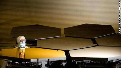 Scott Murray, Teknisi Optik dan Space Sphere, memeriksa bagian cermin utama emas pertama teleskop.