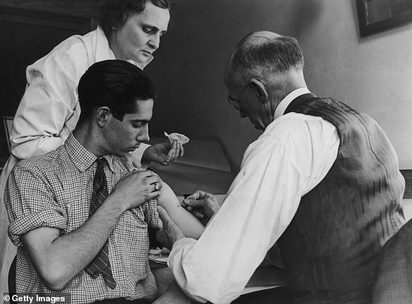 Cacar membunuh sekitar 300 juta orang di abad ke-20 sebelum diberantas melalui kampanye vaksinasi besar-besaran.  Di atas, seorang anak yang divaksinasi di New York pada tahun 1938