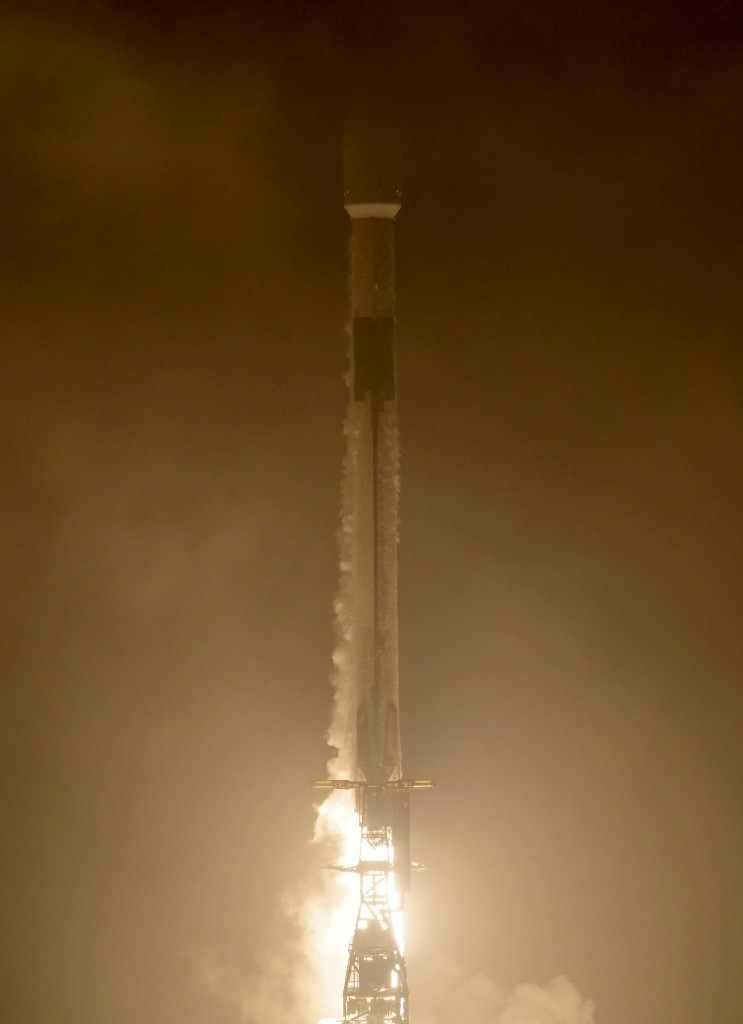 Peluncuran roket SpaceX Falcon 9.