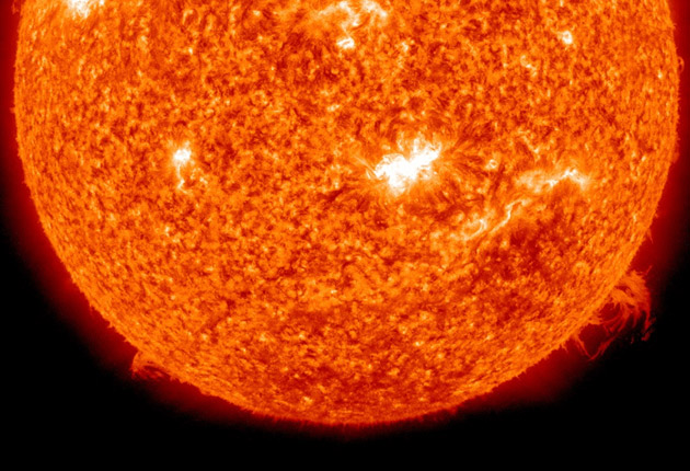 Matahari melepaskan badai matahari yang dapat mempengaruhi jaringan listrik dan satelit - dan menciptakan pusaran cahaya utara