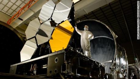 Kepala insinyur uji optik memeriksa enam bagian cermin utama, yang merupakan komponen penting dari Teleskop Luar Angkasa James Webb NASA.