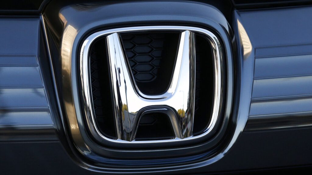 Honda menarik kembali 724.000 SUV, pickup karena masalah kap mesin