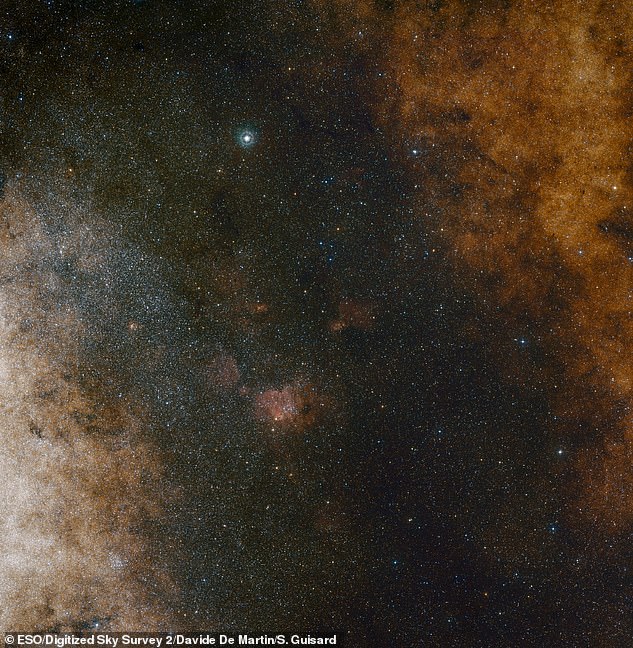 Pandangan luas dari cahaya tampak ini menunjukkan awan bintang yang kaya di konstelasi Sagitarius menuju pusat Bima Sakti kita.  Seluruh gambar dipenuhi dengan sejumlah besar bintang - tetapi banyak yang tetap tersembunyi di balik awan debu dan hanya terungkap dalam gambar inframerah.  Tampilan ini dibuat dari foto cahaya merah dan biru dan merupakan bagian dari Digital Sky Survey 2. Bidang pandang kira-kira 3,5° x 3,6°
