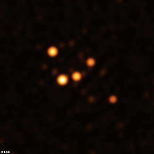 Gambar European Southern Observatory yang diambil pada 24 Juni 2021 menunjukkan perubahan posisi bintang di sekitar Sagitarius A*