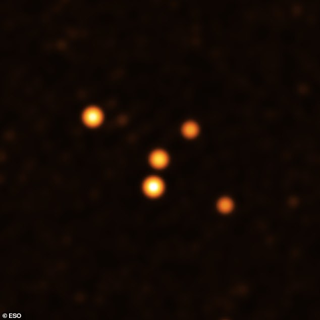 Foto-foto ESO tentang bintang-bintang di sekitar Sagitarius A* tertanggal 29 Mei tahun ini.  S29 - bintang yang sangat terang di dekat pusat gambar ini, kedua dari bawah - melakukan pendekatan terdekatnya ke lubang hitam pada akhir Mei 2021