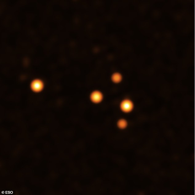 Gambar European Southern Observatory yang diambil pada 30 Maret 2021 menunjukkan bintang sebagai titik oranye kecil di sekitar lubang hitam Sagitarius A* di pusat Bima Sakti.
