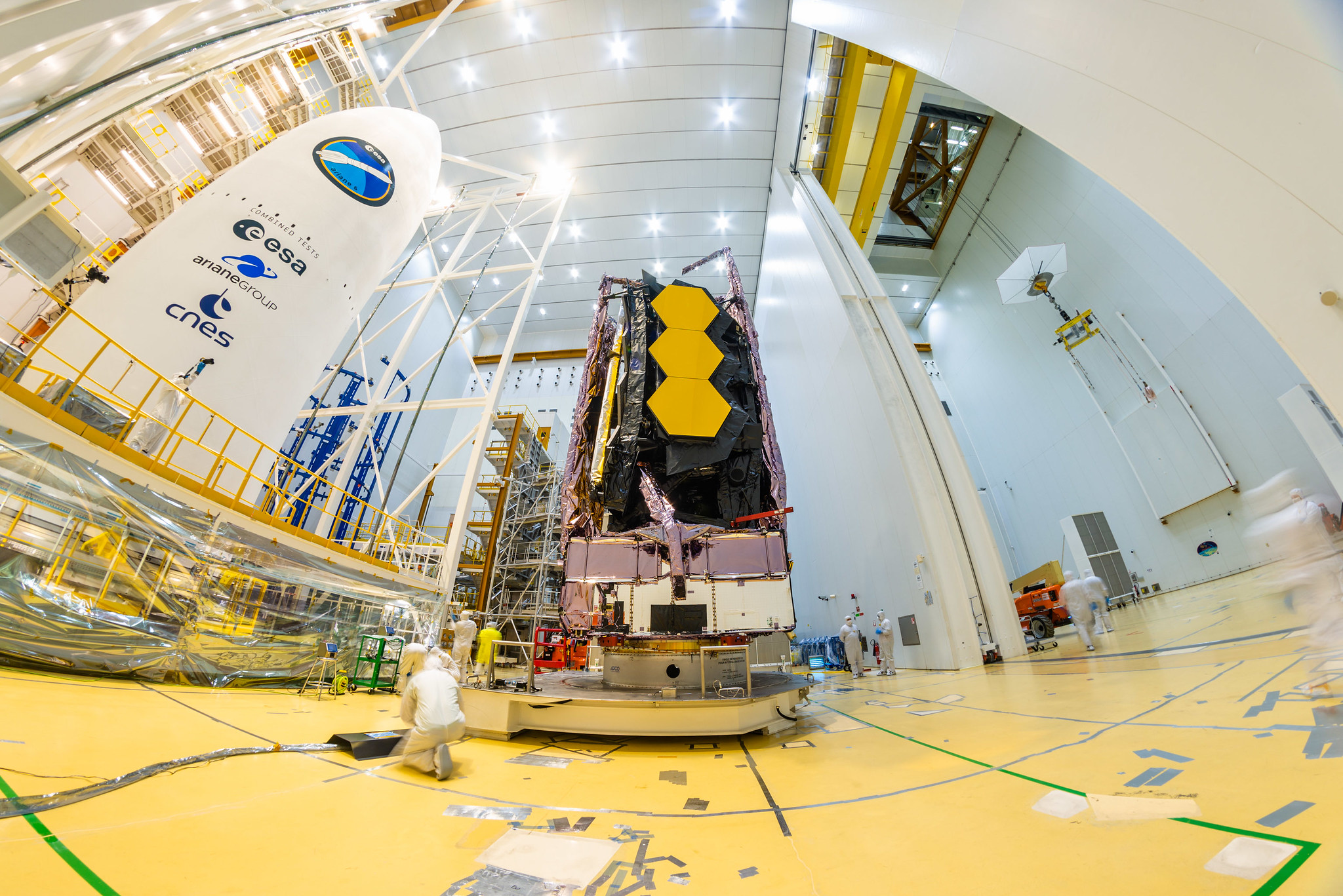 Pada hari Sabtu, 11 Desember, Teleskop Luar Angkasa James Webb NASA diamankan di atas roket Ariane 5 yang akan meluncurkannya ke luar angkasa dari European Spaceport di Guyana Prancis.