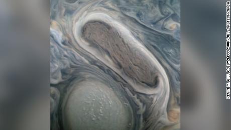 Gambar yang diambil oleh misi Juno ini menunjukkan dua badai rotasi utama Jupiter, yang diambil pada 29 November.