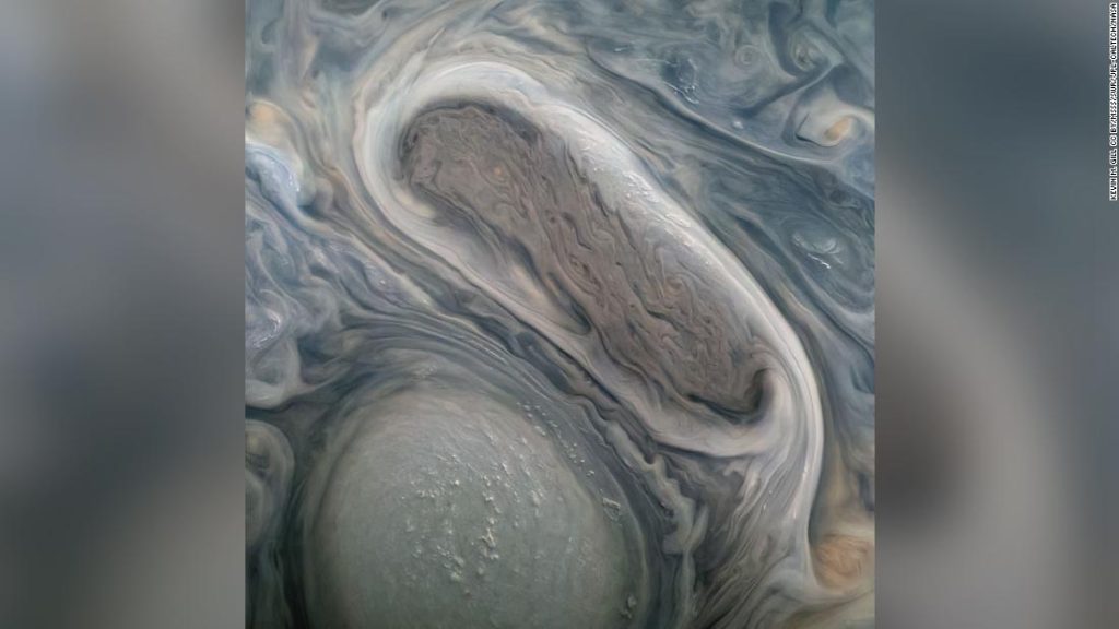 Flyby Juno mengungkapkan gambar baru yang menakjubkan dari Jupiter dan suara bulannya Ganymede