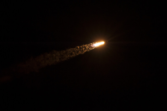 Roket Falcon 9 mencapai Max Q, titik tekanan aerodinamis maksimumnya.
