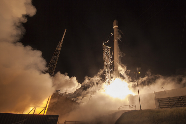 Setelah sembilan mesin Merlin roket melewati pemeriksaan kesehatan otomatis, klem booster Falcon 9 akan diluncurkan untuk lepas landas dari Kompleks 40.