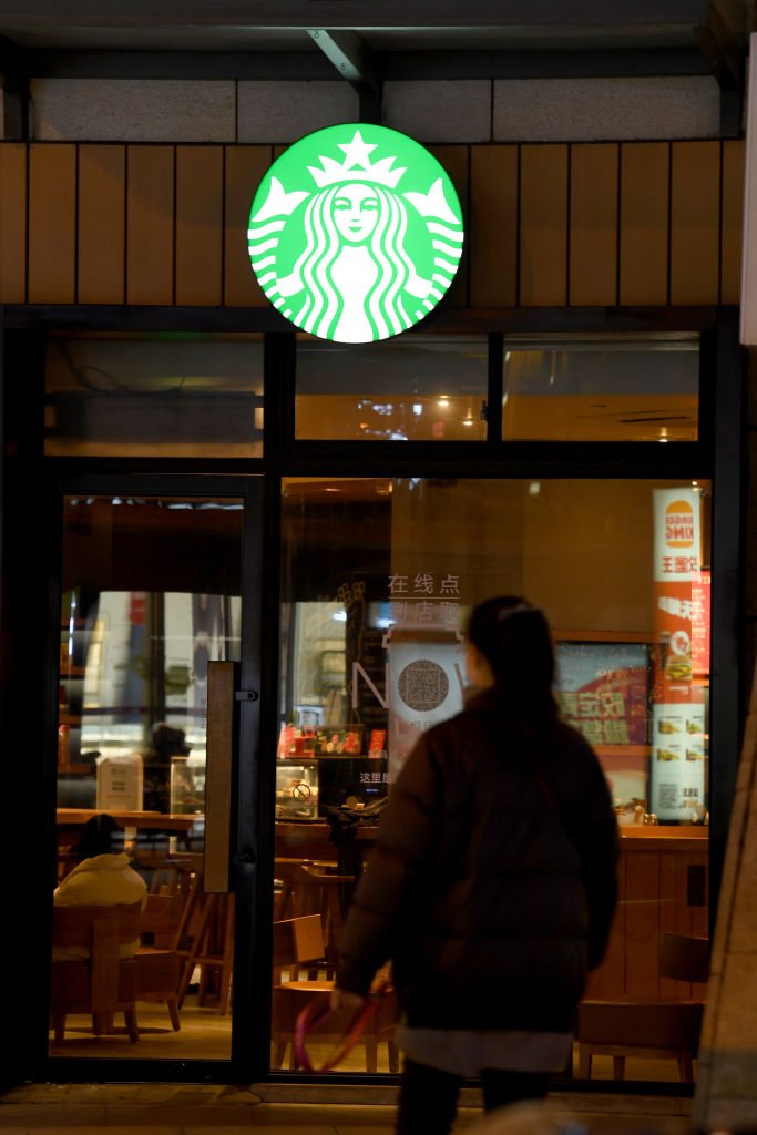 SUZHOU, CHINA - 13 DESEMBER 2021 - Sebuah foto yang diambil pada 13 Desember 2021 menunjukkan toko Starbucks di Suzhou, Provinsi Jiangsu, China timur.  Starbucks telah ditemukan menggunakan bahan kedaluwarsa dalam penelitian panas.  (harus membaca sumber gambar: Lu Hongjie/Costfoto/Future Publishing via Getty Images)