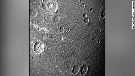 Misi Juno NASA mengambil gambar close-up pertama planet Jupiter terbesar dalam satu generasi.