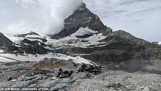 Bangunan Matterhorn yang tampaknya tak tergoyahkan (foto) - salah satu puncak tertinggi di Pegunungan Alpen - sebenarnya bergerak bolak-balik setiap dua detik sekali