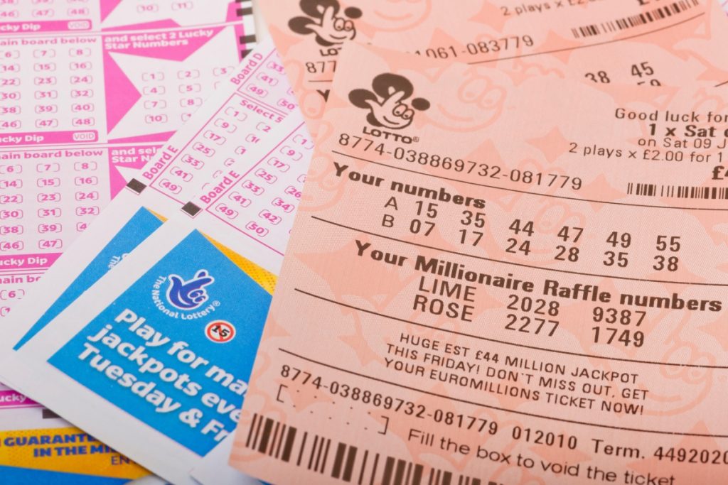 Jackpot lotere hari Rabu adalah £5,4 juta setelah tidak ada yang memenangkan jackpot hari Sabtu