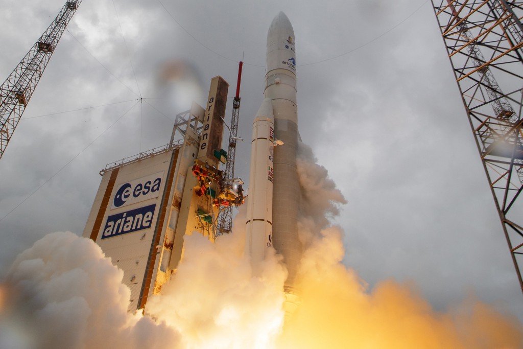 Teleskop Luar Angkasa James Webb diluncurkan dengan roket Ariane 5 dari Arianespace di Pusat Antariksa Guyana di Kourou, Guyana Prancis pada 25 Desember 2021.
