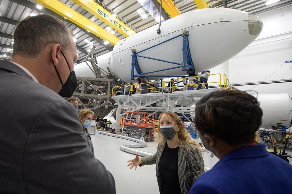 Administrator Asosiasi NASA untuk Direktorat Misi Sains Thomas Zurbuchen, kiri, dan komandan NASA lainnya mendengar Julianna Schiemann, Direktur Misi Satelit Sipil SpaceX, tengah, berkeliling hanggar saat roket Falcon 9 dan pesawat ruang angkasa DART sedang dipersiapkan untuk diluncurkan, di Vandenberg Space Pangkalan Angkatan di California. 