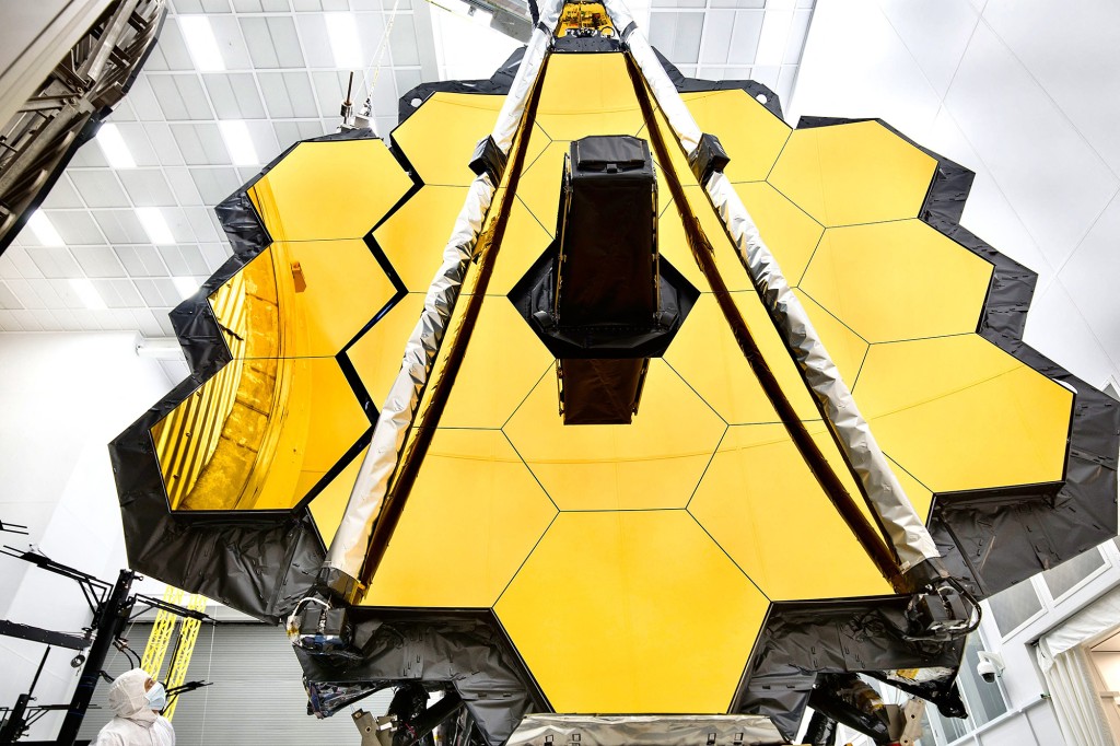 Teleskop James Webb NASA membuka cermin emas di luar angkasa