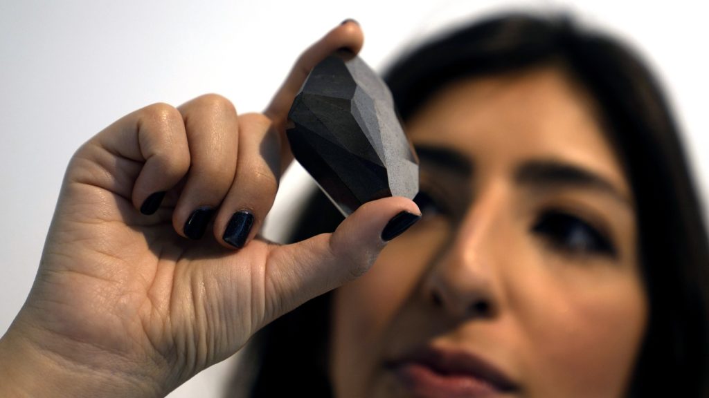 Berlian hitam 555,55 karat diyakini berasal dari luar angkasa: NPR