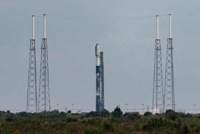 Roket SpaceX Falcon 9 berdiri di Kompleks Peluncuran 40 Stasiun Luar Angkasa Cape Canaveral dengan misi CSG-2 pada Jumat, 28 Januari 2022. Upaya peluncuran kedua gagal karena cuaca buruk.