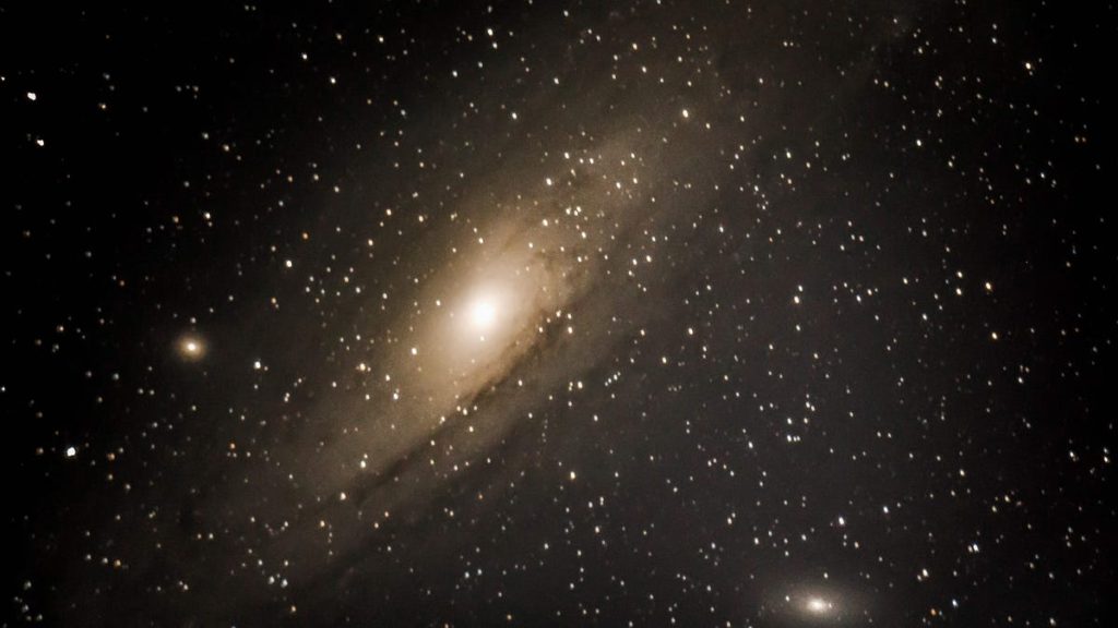 Astrofisikawan Mungkin Telah Menemukan Lubang Hitam Massa Menengah di Galaksi Andromeda