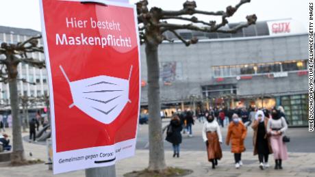 Sebuah tanda di kota Kassel, Jerman, mengingatkan orang untuk memakai masker. 